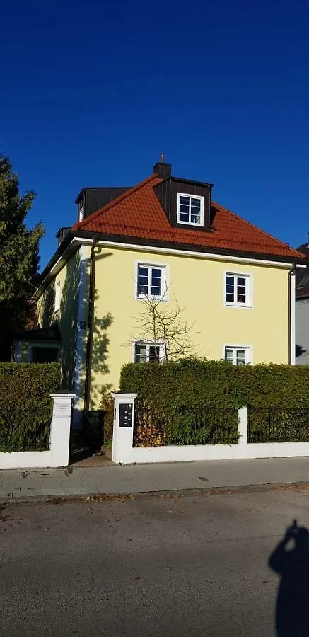 Helle Und Ruhige Dachgeschosswohnung Munich